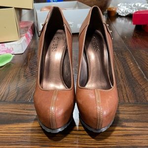 Guess pumps in brown